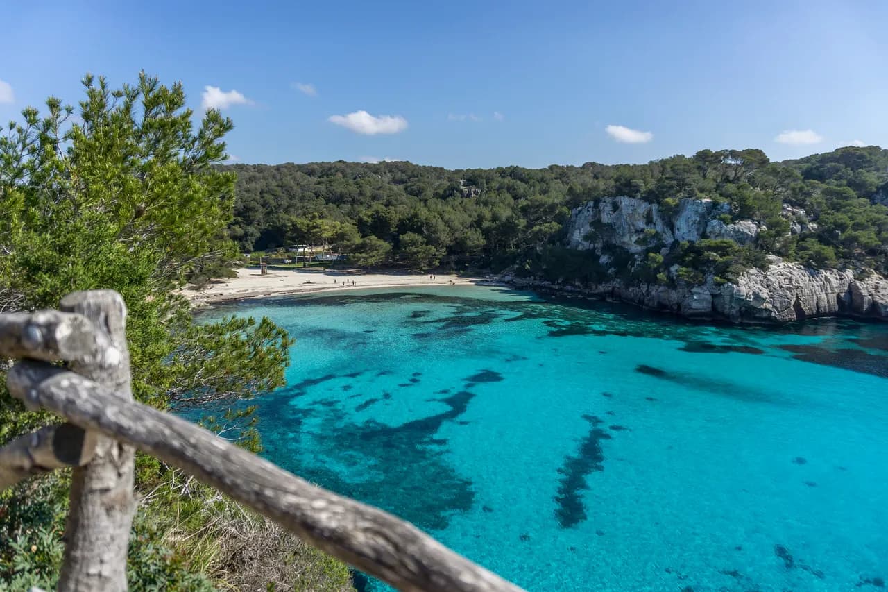 Menorca en 4 días: calas a pie y pueblos blancos